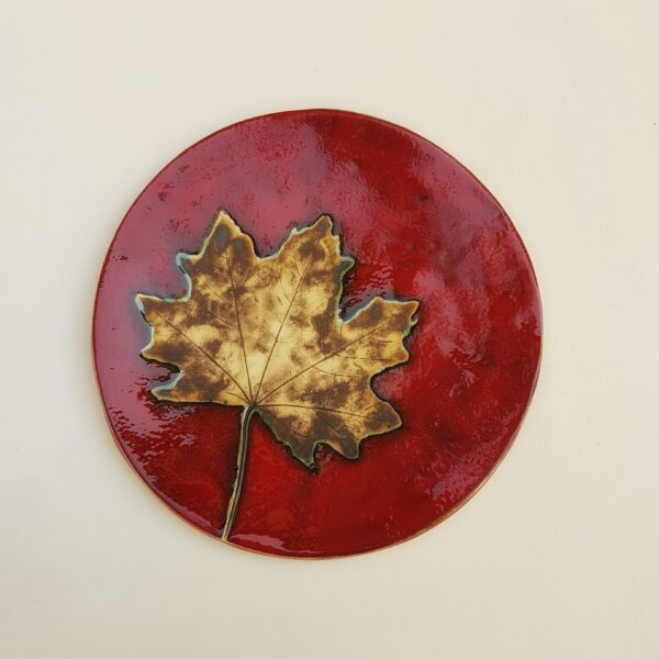 ceramiczny czerwony talerz z motywem liścia klonu