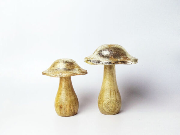 drewniane ozdobne grzyby ze złotymi kapeluszami