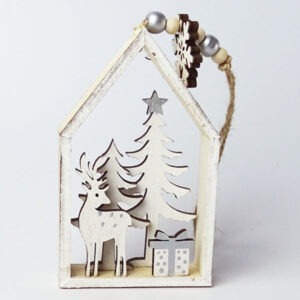 Drewniana zawieszka świąteczna przedstawiająca choinki, jelenia i prezent, rozbielone kolory.