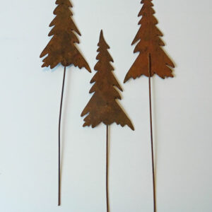metalowe rdzewione choinki na piku- dekoracja świąteczna